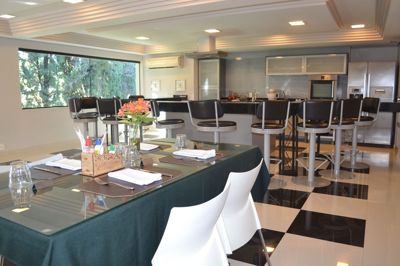 Cozinha experimental do Spa Med — mesa de degustação e ilha profissional