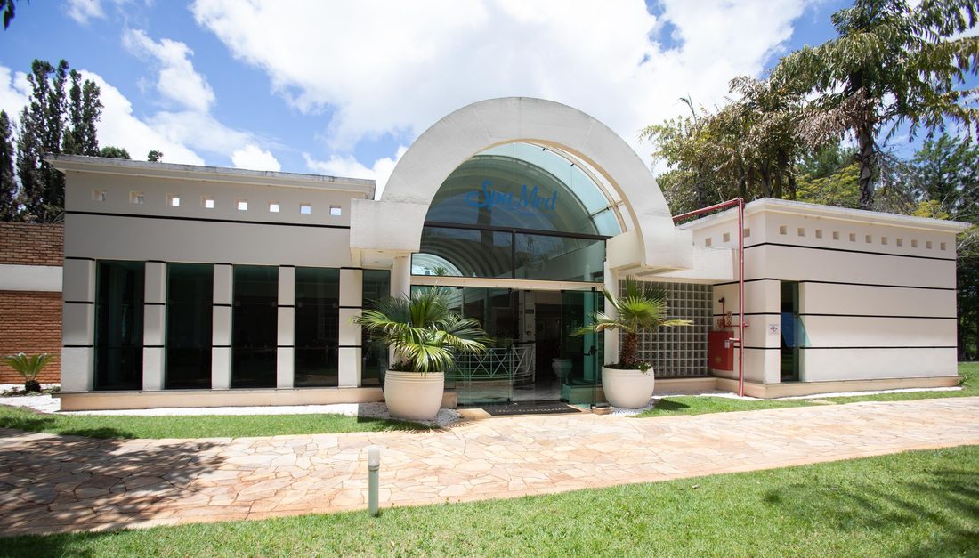 Logo aplicado no vidro do arco de entrada