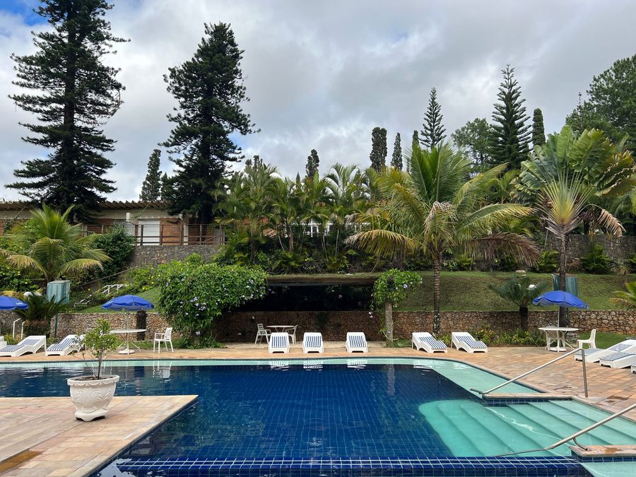 Piscina externa do Spa Med, com anotações de tratamento