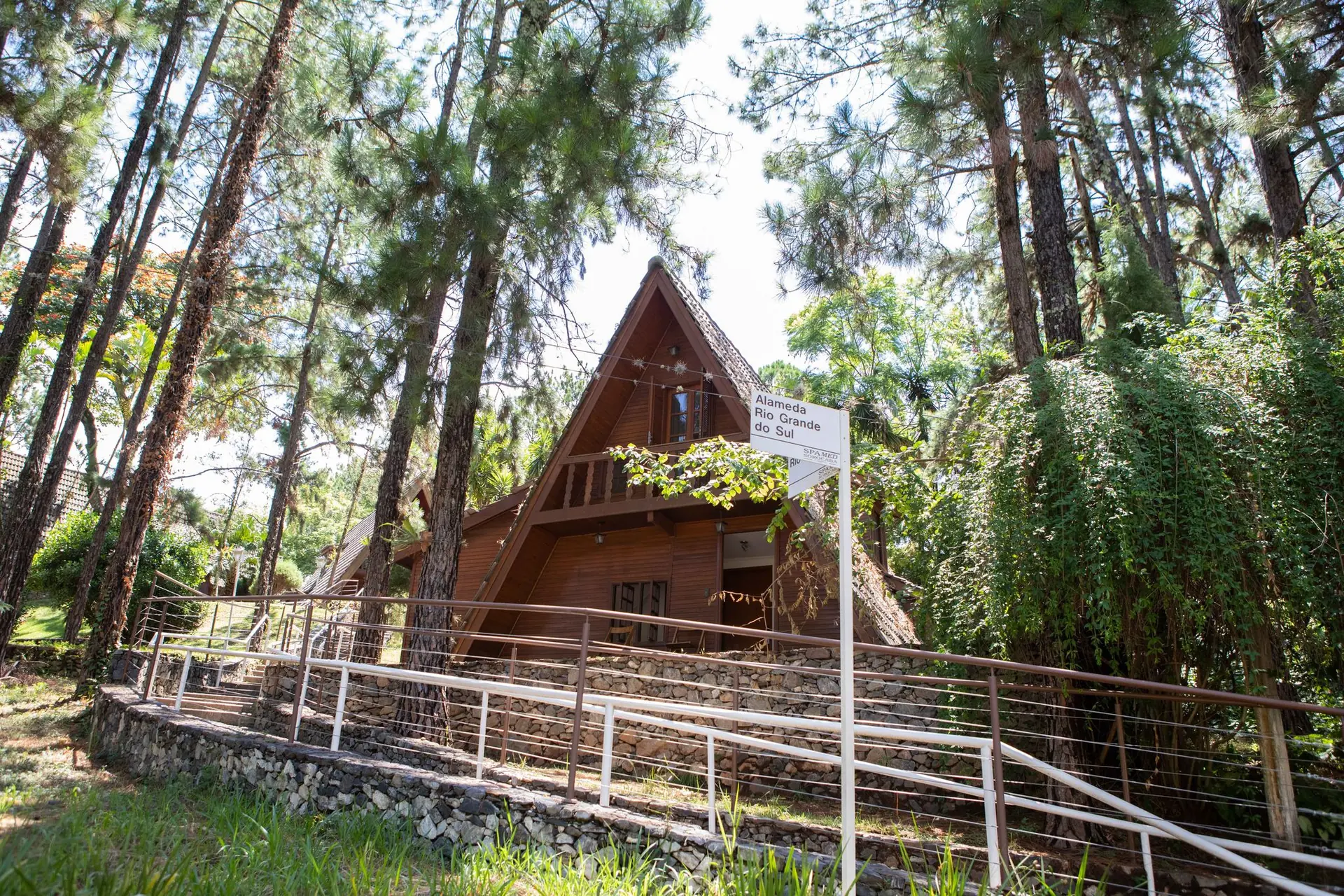 Chalé Luxo do Spa Med, em madeira, com telhado de duas águas alto, entre os pinheiros