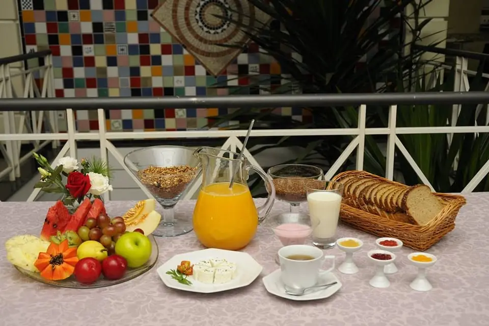 Café da manhã do Spa Med: frutas, granola, suco de laranja, pães e café