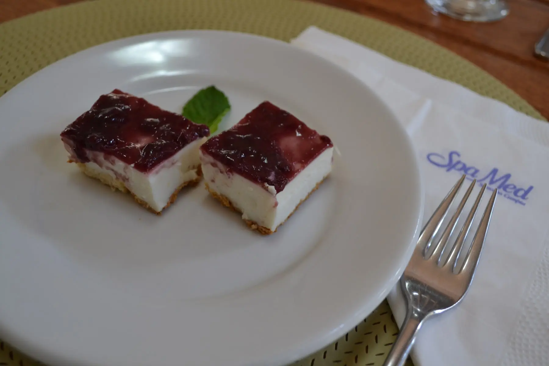 Sobremesa servida no restaurante do Spa Med, em louça branca com o guardanapo da casa