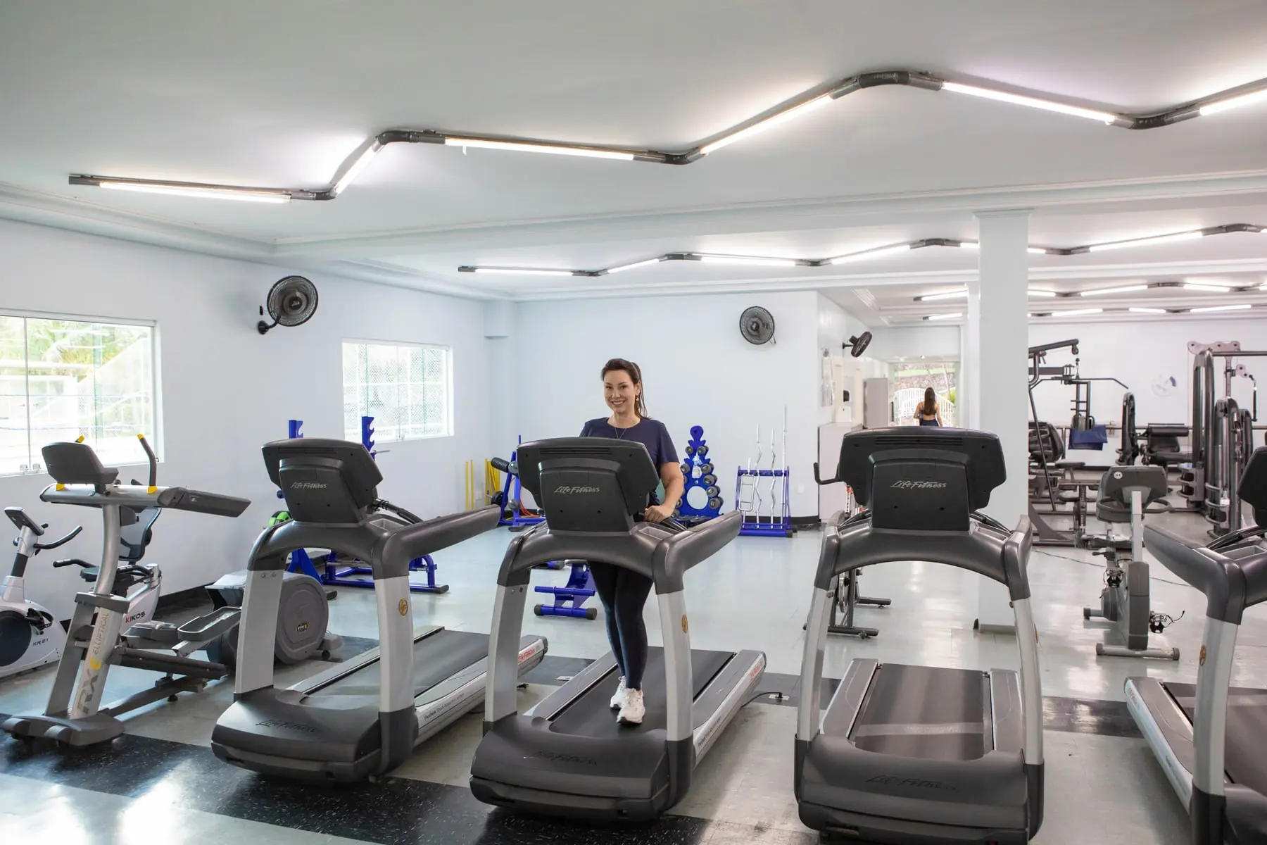 Salão da academia do Spa Med, com esteiras, bicicletas e aparelhos de musculação