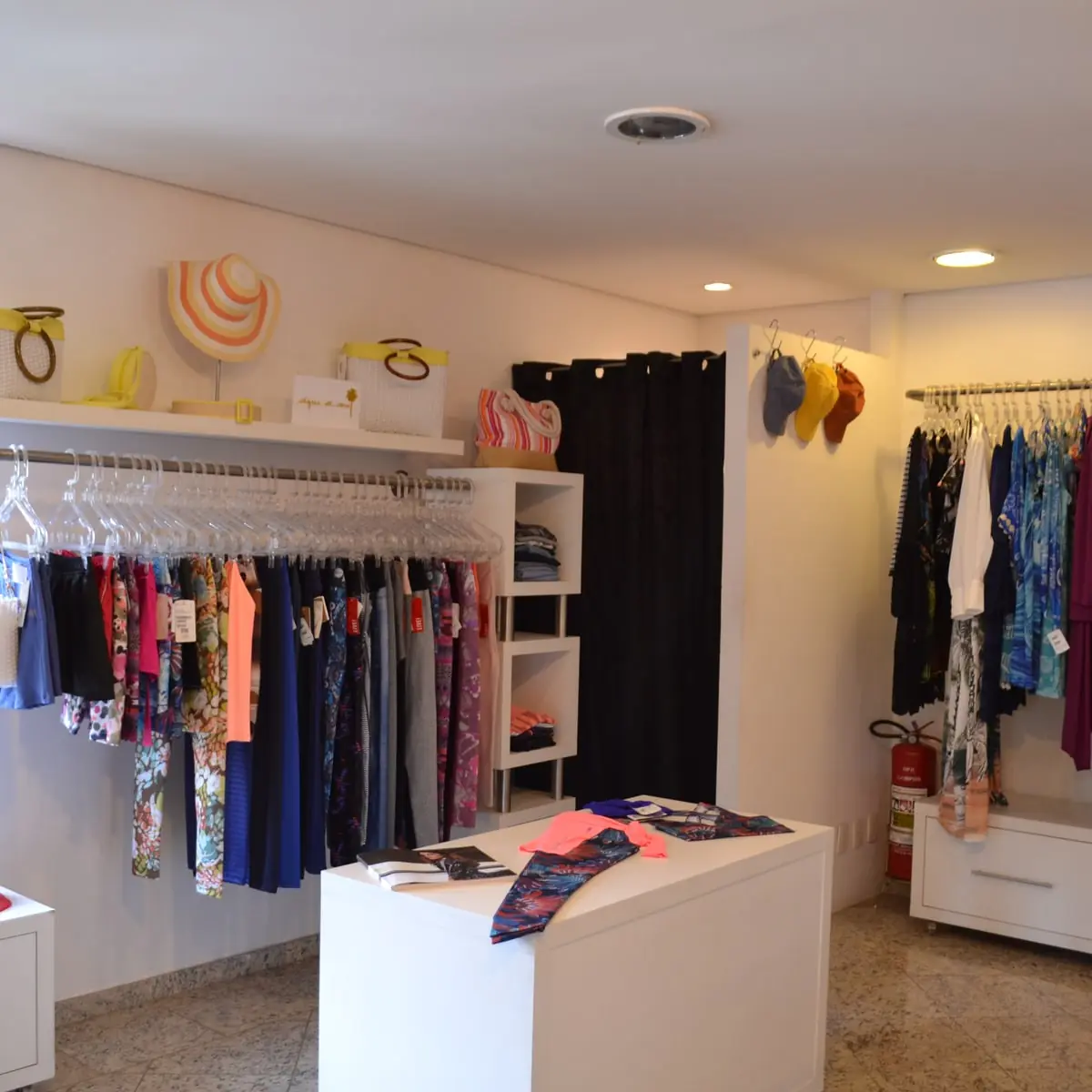 Interior da boutique do Spa Med, com araras de roupas e acessórios