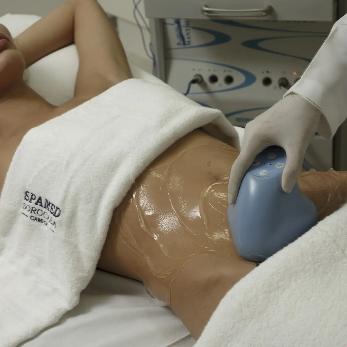 Sessão de tratamento corporal no centro de estética do Spa Med, com aparelho conduzido pela profissional