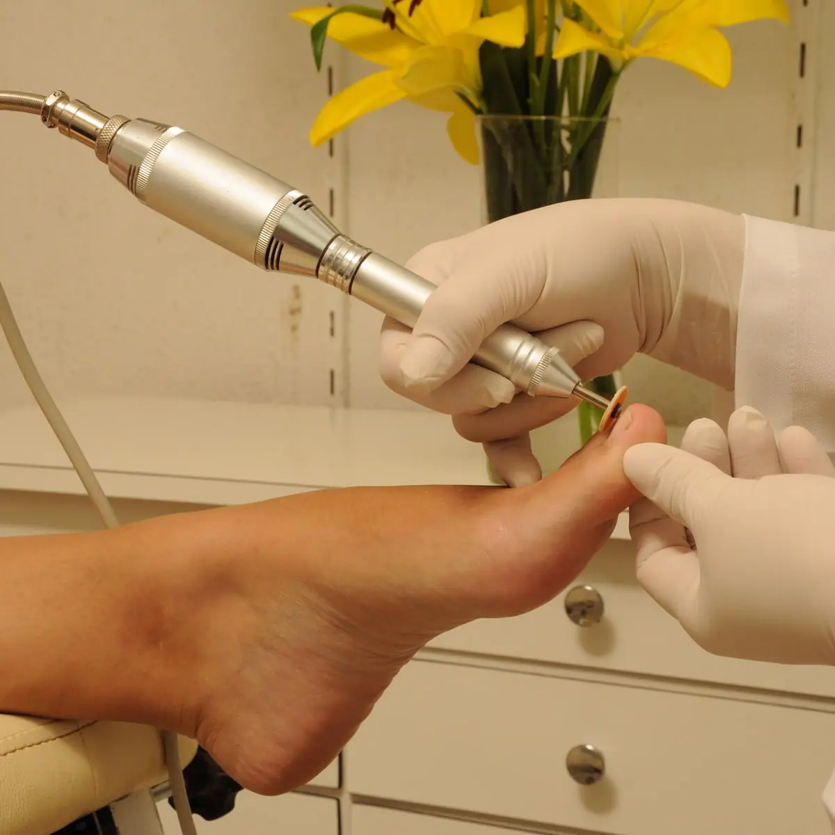 Atendimento de podologia no Spa Med, com instrumental próprio do setor