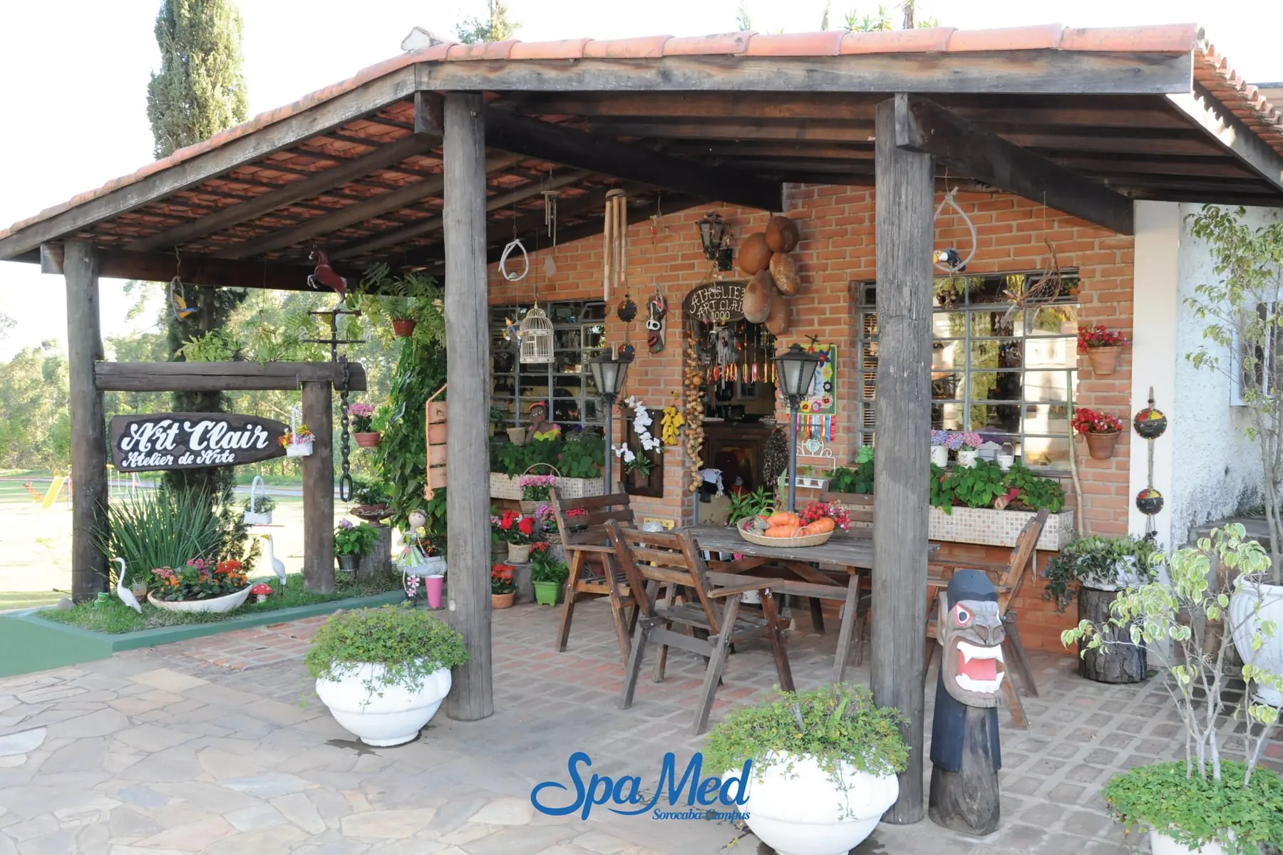Fachada do ateliê de artes do Spa Med, com a varanda coberta e as peças de cerâmica expostas