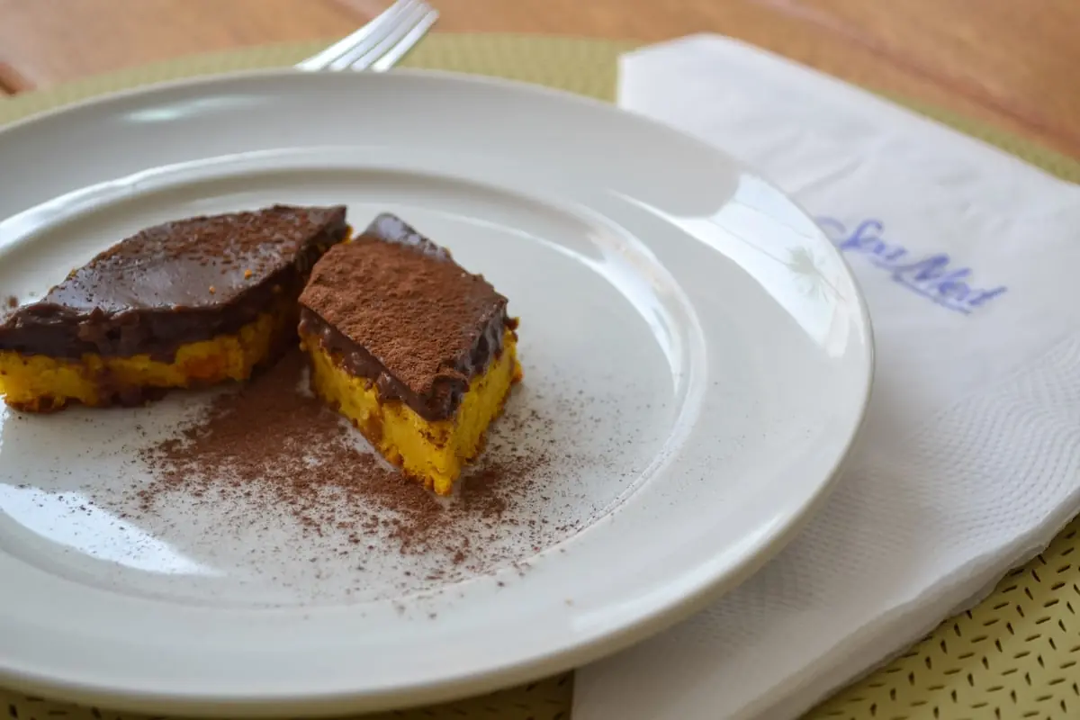 Sobremesa de chocolate com cacau em pó, servida em louça branca
