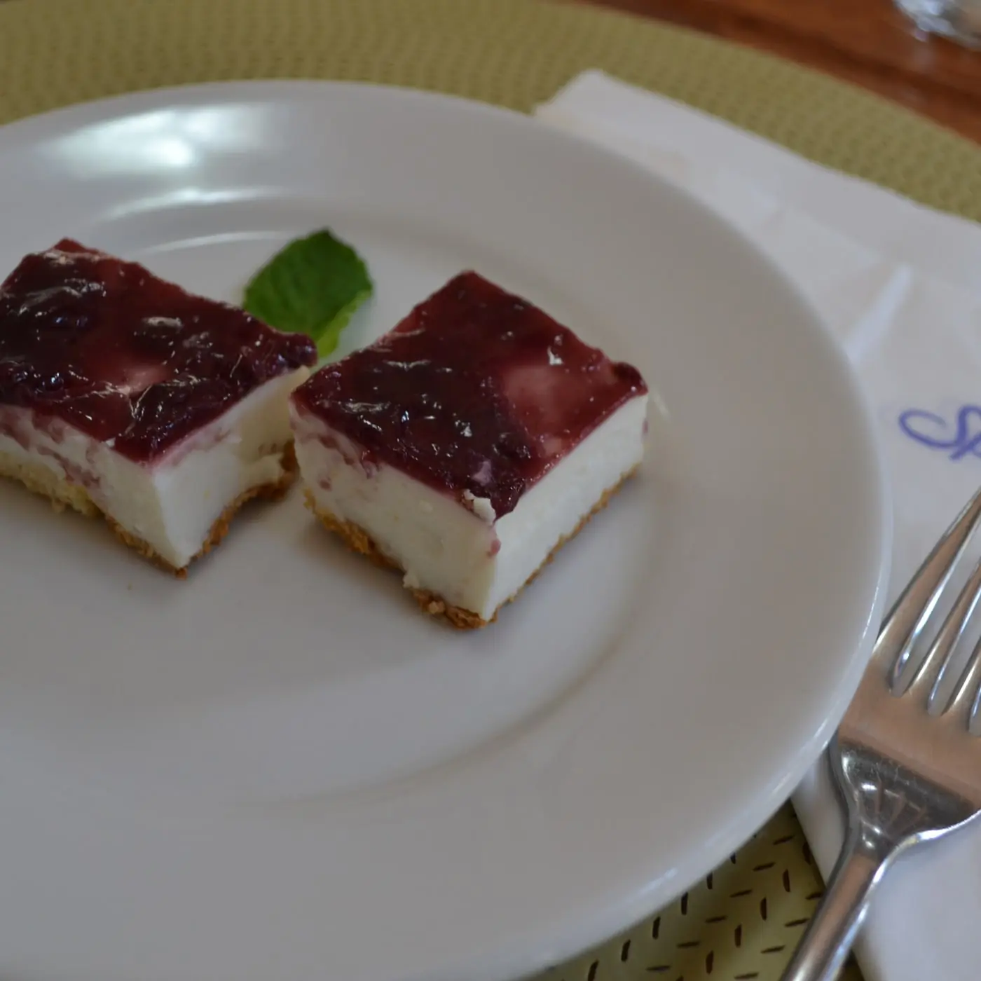 Sobremesa servida no restaurante do Spa Med, em louça branca com o guardanapo da casa
